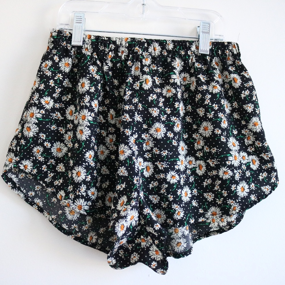 Black and White Daisy Floral and Polka Dot Print Elastic Waist Shorts